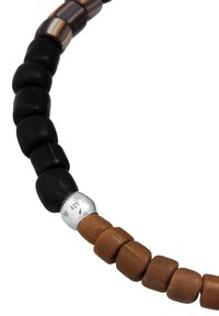 Bracelet en perles comprenant des perles cylindriques noires et marron, avec un fermoir argenté brillant marqué "925" pour argent sterling.