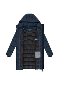 Abrigo de invierno largo acolchado en azul marino con capucha, abierto para mostrar el forro acolchado negro y la etiqueta de la marca interior "MARIKOO."