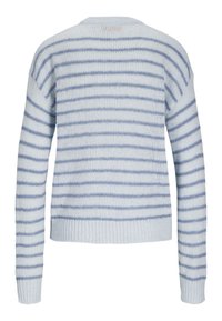 Világoskék pulóver, vízszintes csíkokkal, amelyek különböző kék árnyalatokban pompáznak, kötött textúrával, kerek nyakkivágással, valamint bordás mandzsettákkal és aljjal.