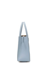 Borsa tote in pelle azzurra chiara con doppi manici, forma rettangolare, texture liscia e hardware dorato visibile all'apertura.