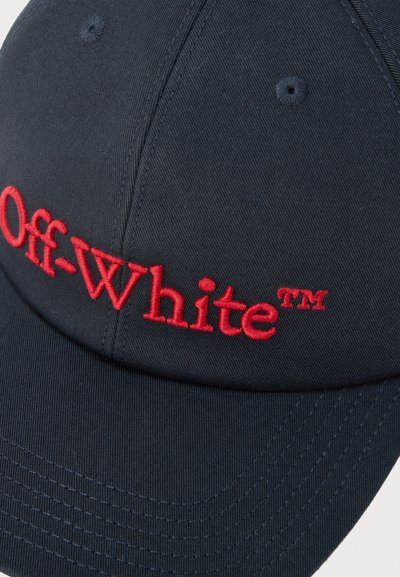 Casquette de baseball noire avec logo "Off-White™" rouge brodé sur le panneau avant.