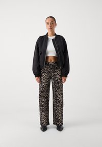 ONLY Petite ONLJUICY ANLIE WIDE - Traperice opuštenog kroja - black