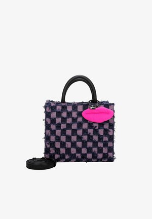 Paars en zwart geblokt handtasje met raffelige randen, zwarte handvatten en een felroze lipvormige hanger. Inclusief een afneembare zwarte schouderband.