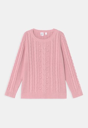 Lyserød kabelstrikket langærmet sweater med rund halsudskæring og ribbede ærmeafslutninger og kant, vist fladt på hvid baggrund.