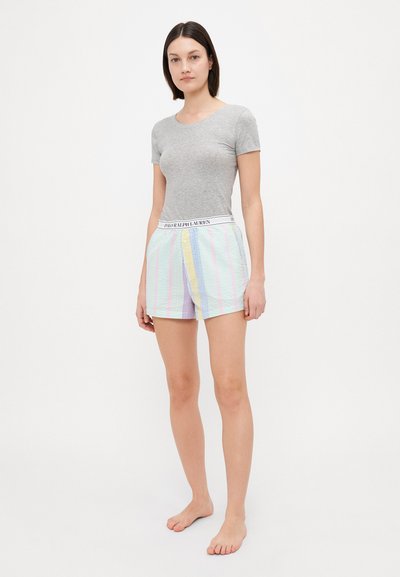 Grijze getailleerde t-shirt gecombineerd met kleurrijke geruite shorts met een witte tailleband met logo, frontknopen en een relaxte pasvorm.