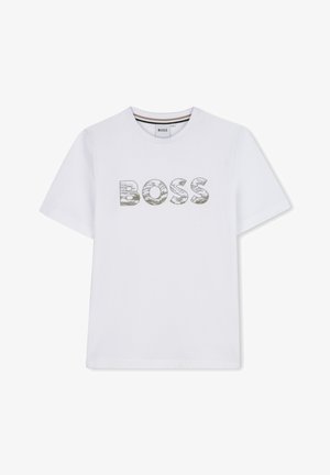 Bijela pamučna majica s velikim "BOSS" logotipom u teksturiranom zelenom dizajnu, kratkim rukavima i okruglim izrezom.