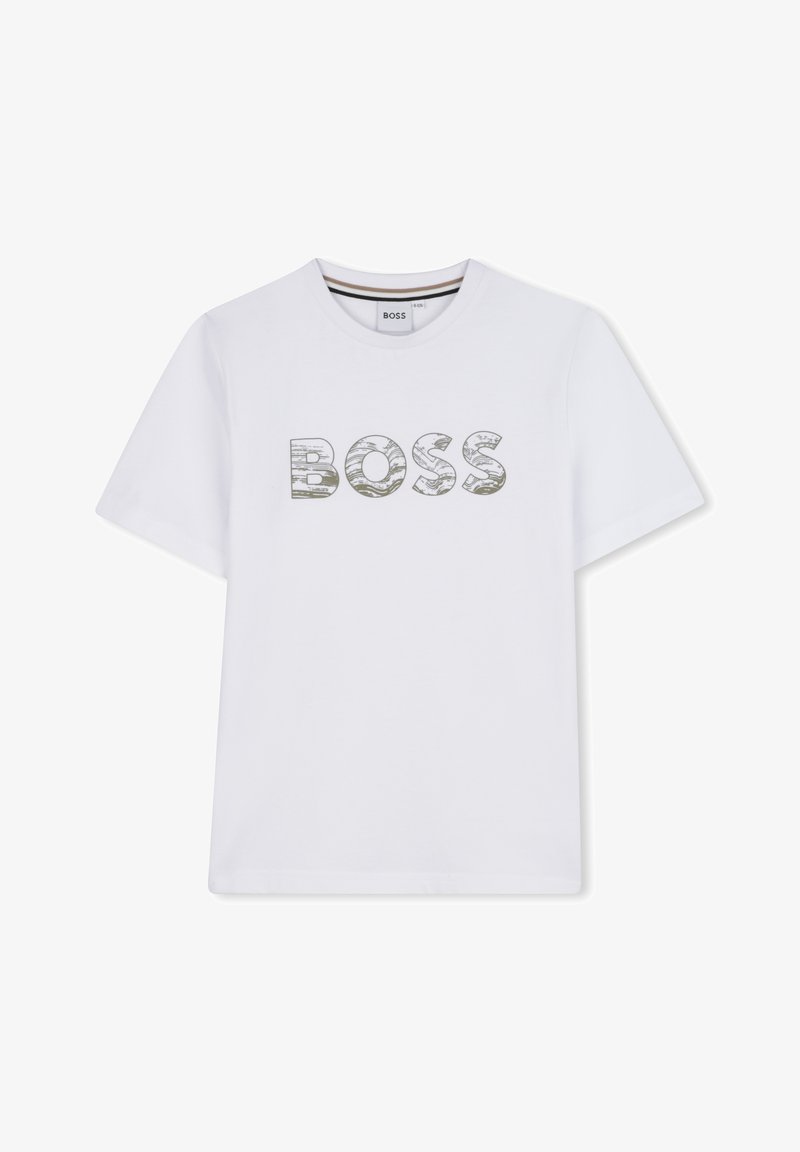 Balta medvilnės marškinėliai su dideliu struktūruotu žaliu "BOSS" logotipu, trumpomis rankovėmis ir apvali apykakle.