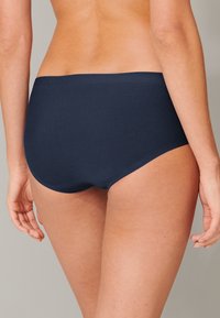Slip blu navy con design senza cuciture, realizzati in tessuto morbido. Caratterizzati da un retro a taglio alto e bordi lisci per una vestibilità comoda.