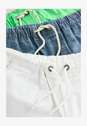 Tri pari kratkih hlač, zloženi: zeleni, denim modri in beli. Vsake hlače imajo elastičen pas z vrvicami in kontrastnimi kovinskimi detajli.