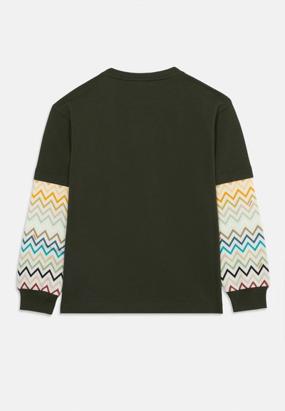 Chemise à manches longues vert foncé avec un tissu à motif zigzag multicolore sur la partie inférieure des manches et des poignets verts unis.