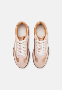 Rosa mockaläderskor med metallisk bronsefärg och vita snören, med perforerade detaljer och rundad tådesign.