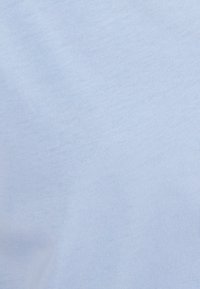 Tela azul clara con una textura suave y un fino patrón acanalado, adecuada para ropa casual. Material suave y ligero.