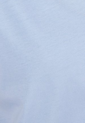 Tessuto blu chiaro con una texture liscia e un fine motivo rigato, adatto per l'abbigliamento casual. Materiale morbido e leggero.