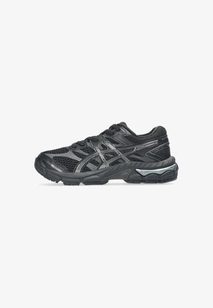 Zwart-grijze atletische hardloopschoen met mesh-stof, synthetische overlays en een dikke, gevoerde zool, gezien vanaf de rechterkant.