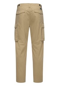 Beige cargobroek met een rechte pijp, meerdere zijzakken, knoopsluitingen en een zachte, duurzame stof. Bevat een gestikte achterzak.