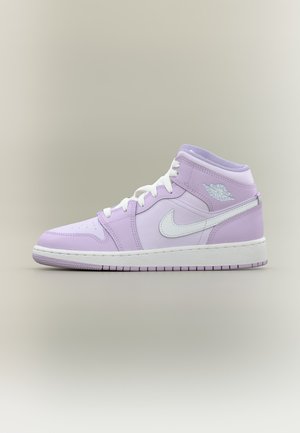 Lilla og hvide mid-top Nike Air Jordan-sneakers med hvide snørebånd og logo på neutral baggrund.
