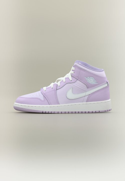 Adidași Nike Air Jordan mid-top mov și alb, cu șireturi albe și logo pe un fundal neutru.