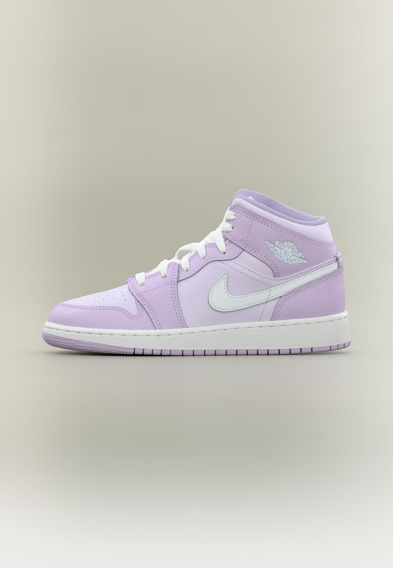 Μωβ και λευκό sneaker Nike Air Jordan μεσαίου ύψους με λευκά κορδόνια και λογότυπο σε ουδέτερο φόντο.