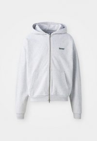 Grå zip-up hættejakke lavet af blødt stof, med en frontlomme, ribbede manchetter og hætte. Liten sort logo på venstre side.