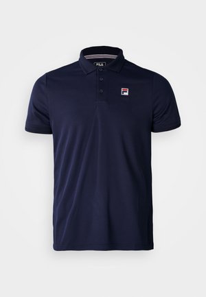 Polo de color azul marino fabricado en una tela suave, con una tapeta de tres botones, cuello acanalado y un pequeño logo de FILA en el lado izquierdo del pecho.