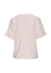 Heleroosa soonikkoega lühikeste varrukatega top, millel on lõdvestunud lõige, ümmargune kaelus ja pehme, tekstuuriga materjal.