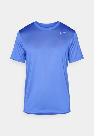 T-shirt de sport bleu en tissu léger et évacuant l'humidité. Doté d'un col rond et de manches courtes. Comprend un petit logo en accent.
