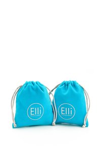 To turkise stof træksække med en glat tekstur. Hver af dem har et hvidt cirkulært logo med teksten "Elli by Julie & Grace."