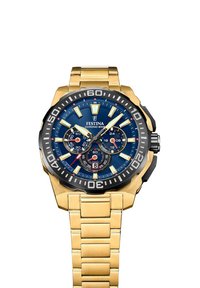 Montre en acier inoxydable doré avec un cadran bleu, une lunette noire, trois sous-cadrans et des accents argentés. Elle possède un bracelet à maillons et des marqueurs lumineux.