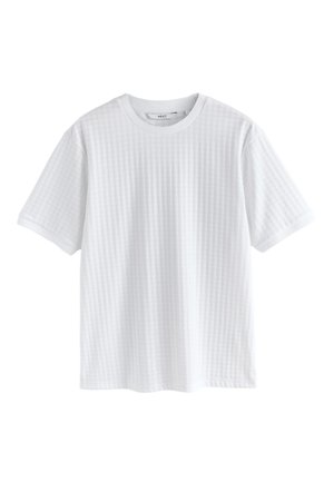 Witte ribgebreide T-shirt met korte mouwen, ronde hals, rechte zoom en subtiele verticale streepjesstructuur.