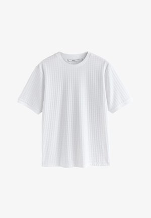Witte ribgebreide T-shirt met korte mouwen, ronde hals, rechte zoom en subtiele verticale streepjesstructuur.