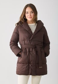 Brun pufferjakke med belted midje, stor hette og quiltet design. Har knappeåpning og sidelommer. Myk, glatt tekstur.