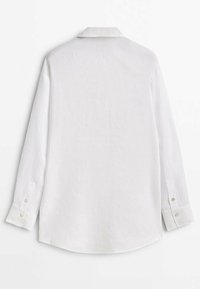 Camicia bianca a maniche lunghe con bottoni vista da dietro, caratterizzata da un colletto classico e polsini con bottoni.