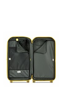 Maleta amarilla con un diseño de doble compartimento, que presenta un interior de tela gris, bolsillos con cremallera y secciones de almacenamiento de malla.