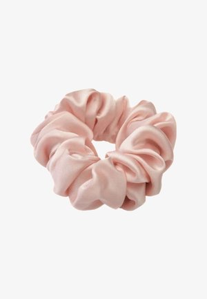 Coletero de satén rosa claro con tela recogida y una textura suave y brillante para sujetar el cabello.