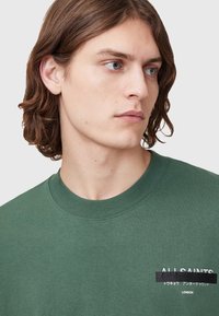 AllSaints REDACT CREW - Camiseta estampada - green