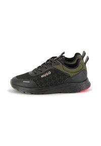 Czarne i oliwkowo-zielone sneakersy sznurowane z teksturowaną podeszwą, siateczkowym wierzchem, uchwytami oraz logo "HUGO" z boku.