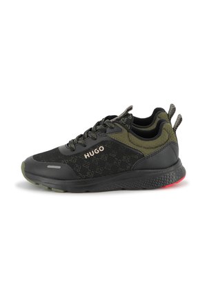 Baskets noires et vert olive à lacets avec semelle texturée, tige en mesh, tirants et logo "HUGO" sur le côté.