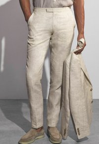 Reiss REGULAR FIT BLOOMFIELD   - Hlače za odijelo - stone