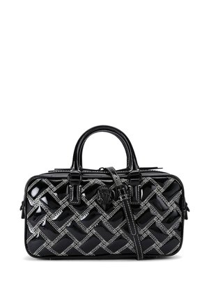 Černá kabelka z lakované kůže s prošívaným diamantovým vzorem, dvojitými rukojeťmi, odnímatelným ramenním popruhem a dekorativní sponou ve tvaru hadí hlavy.