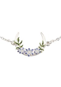 Collar de plata con un colgante en forma de media luna, adornado con flores azules y hojas verdes, con intrincados detalles de esmalte.