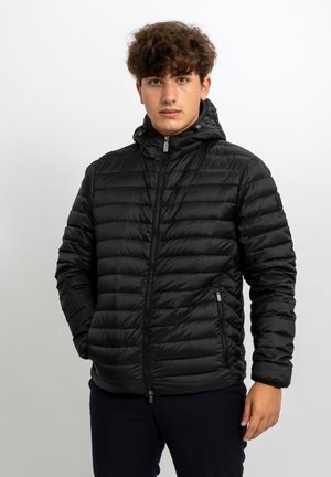 Giacca imbottita nera con chiusura frontale con zip e cappuccio attaccato. Presenta pannelli cuciti per l'isolamento, tasche laterali e una finitura liscia.