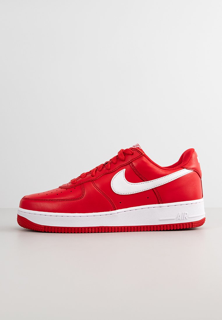 Baskets en cuir rouge avec des accents blancs, boîte à orteils perforée, lacets plats blancs et une semelle intermédiaire épaisse blanche. Comprend une semelle extérieure rouge texturée.