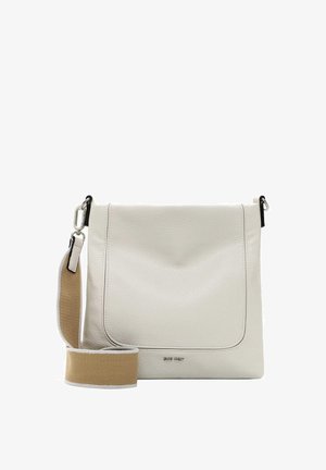 Balta odinė crossbody rankinė su tekstūruota paviršiumi, plačiu smėlio spalvos dirželiu, sidabro detalėmis ir užsegimu su užklotu.