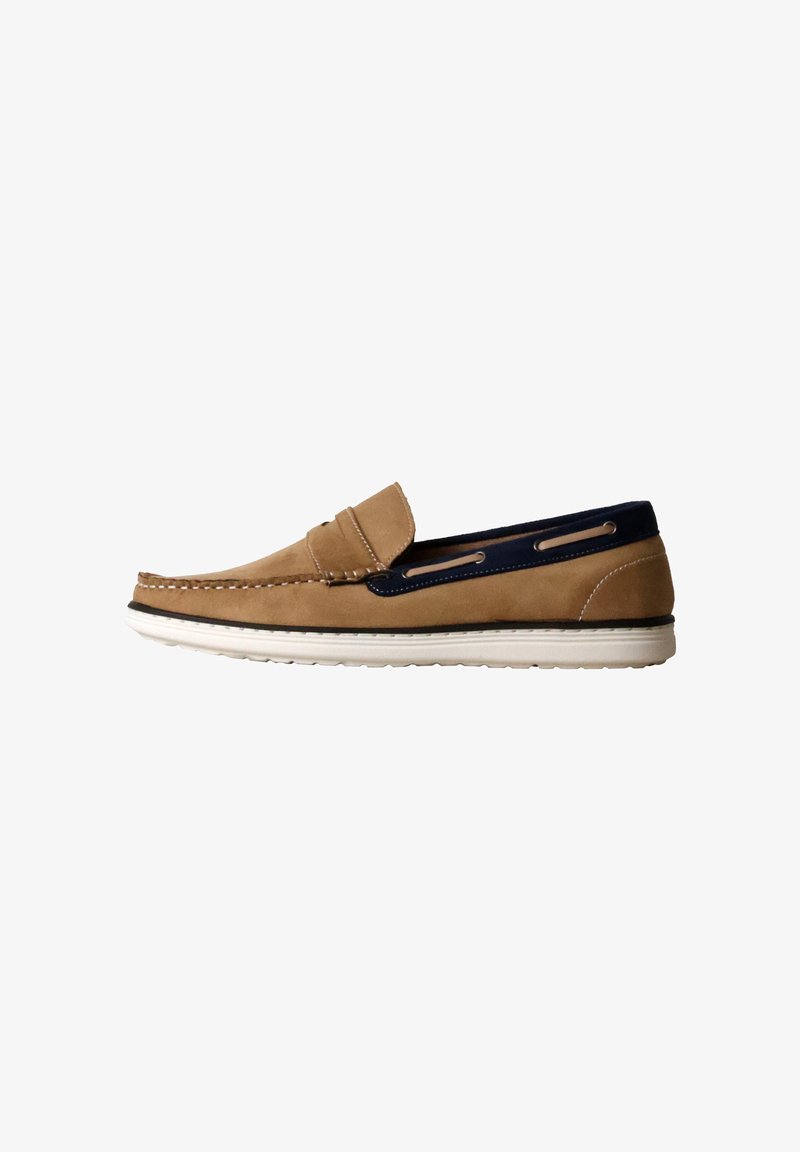 Mocassin beige et bleu marine à enfiler avec semelle blanche, surpiqûres style mocassin et laçage décoratif autour de la tige du talon.