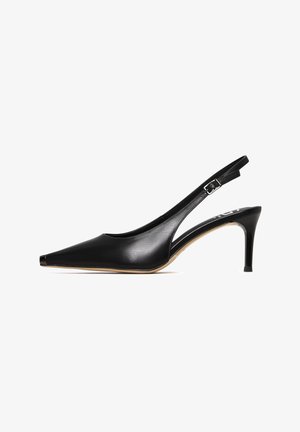 Sorte læder slingback pumpe med spidse tæer, lav hæl og udskårne sider. Har en slank ankelrem med justerbart spænde for tilpasning.