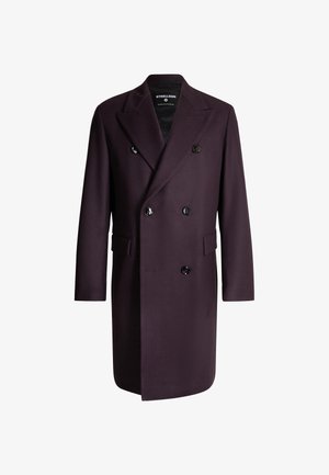 Manteau croisé en laine profonde violet avec des boutons noirs, col à revers et poches latérales ; coupe droite avec manches longues.