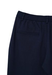 Pantalon bleu marine avec une taille élastique, une poche arrière avec une ouverture horizontale et une texture lisse. Design simple sans motifs.