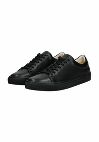 Schwarze Leder-Sneaker mit strukturierter Oberfläche, niedrigem Profil, runder Zehenform und Schnürung. Gummisohle mit leichtem Profil für besseren Halt.