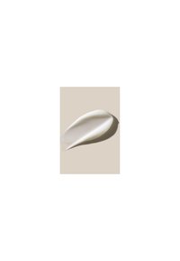 Crema o lozione bianca spalmata con una consistenza liscia e lucida e forma arrotondata, su uno sfondo beige chiaro.