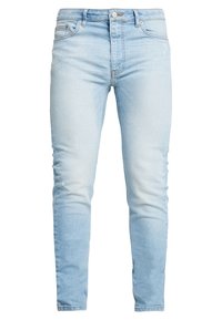 Jeans ajustados de mezclilla en azul claro con un lavado desgastado, diseño de cinco bolsillos, cierre de botón y lazos para cinturón. Textura suave con un aspecto ligeramente desgastado.